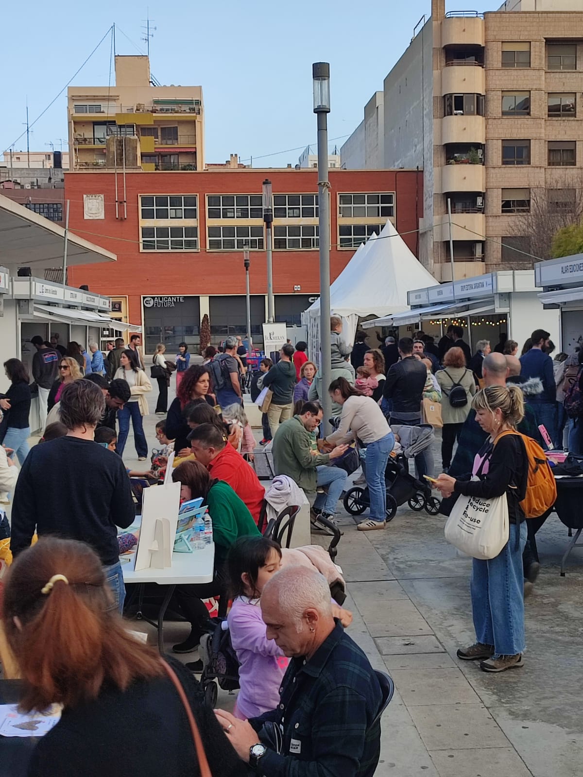 Feria del Libro de Alicante, casetas en la plaza Séneca.