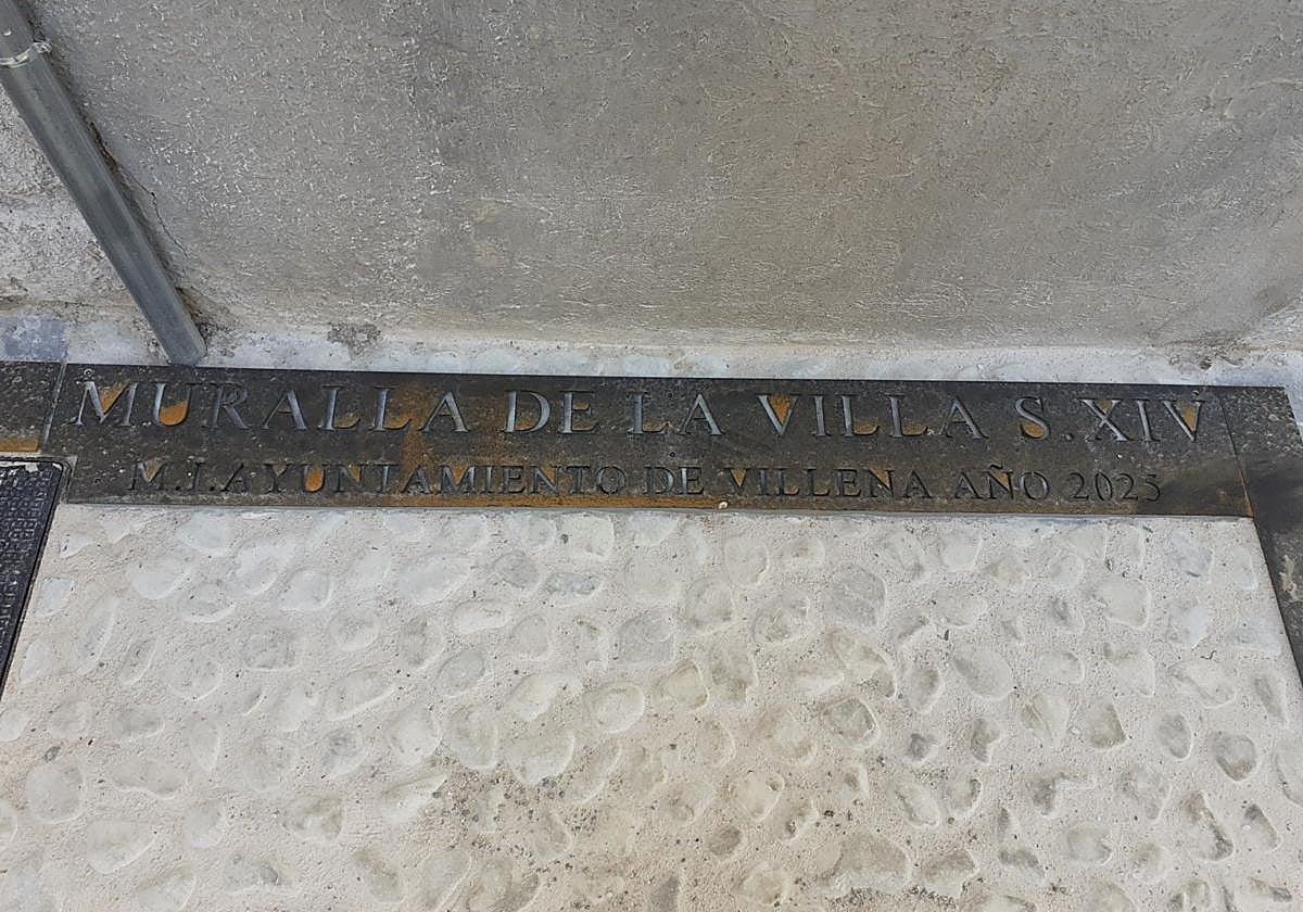 Inscripción en la muralla medieval en el Casco Histórico.
