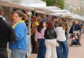 Los hippies del puerto de Alicante abren sus puestos en su nueva ubicación en el paseo