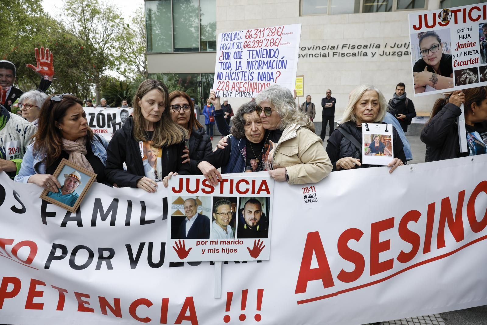 Imagen principal - Pradas Arrives at Court Amid Shouts of &#039;Murderers&#039;