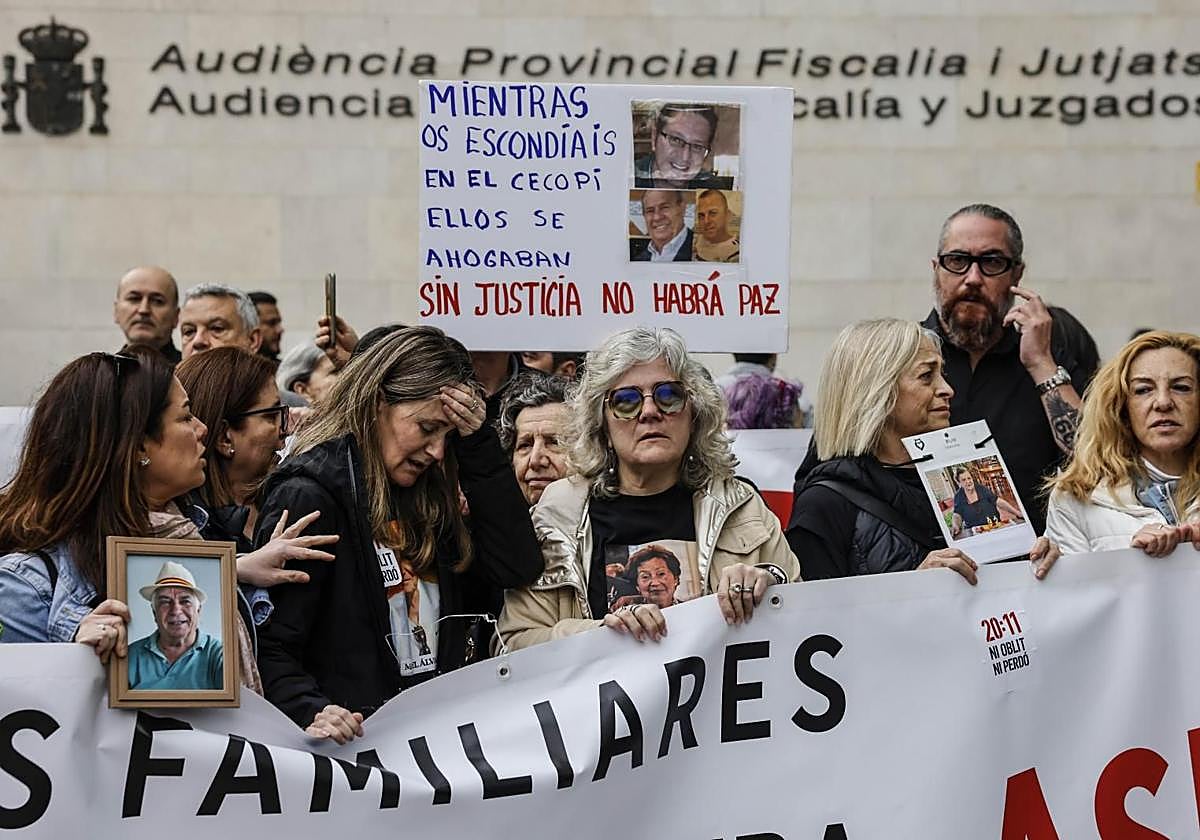 Familiares de las víctimas de la dana, a las puertas de la Ciudad de la Justicia de Valencia.