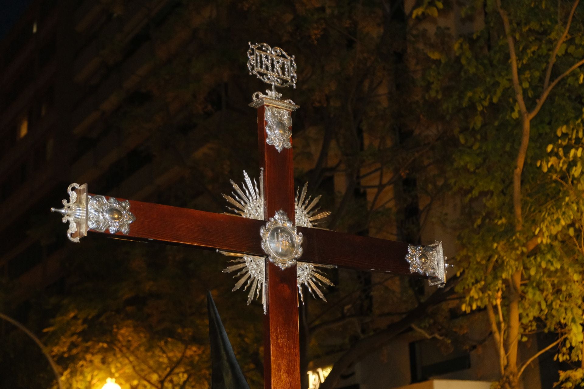 Las procesiones del Domingo de Ramos cruzan la carrera oficial de Alicante