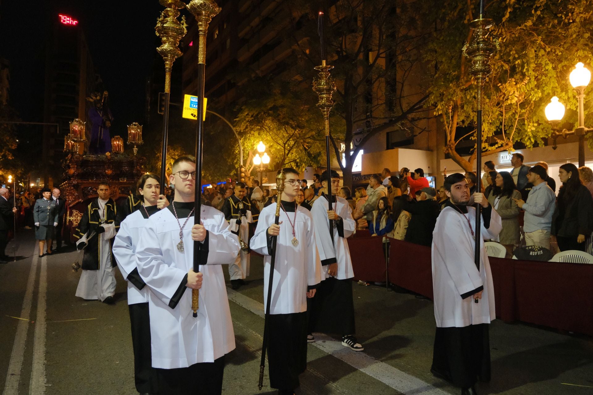 Las procesiones del Domingo de Ramos cruzan la carrera oficial de Alicante