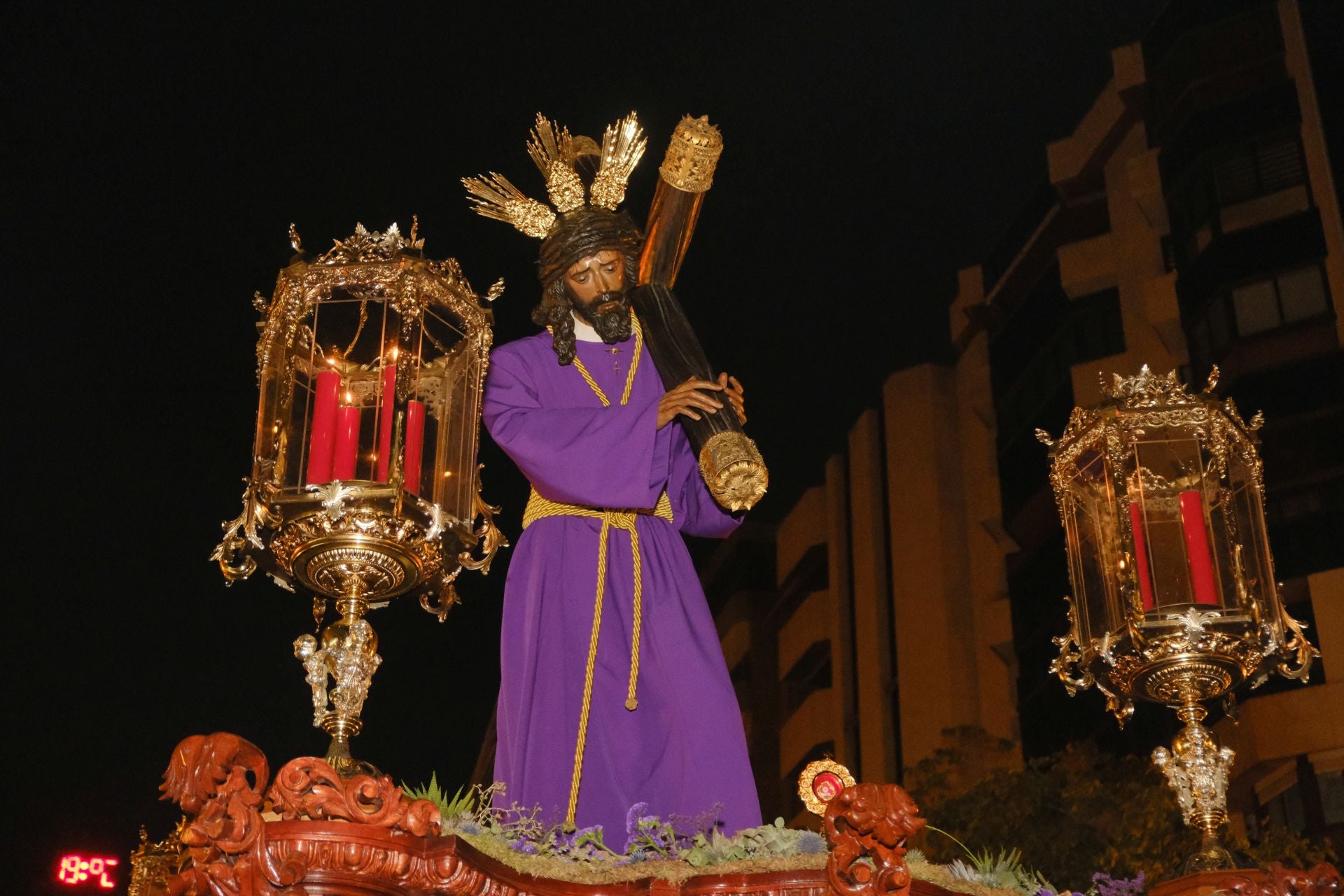 Las procesiones del Domingo de Ramos cruzan la carrera oficial de Alicante