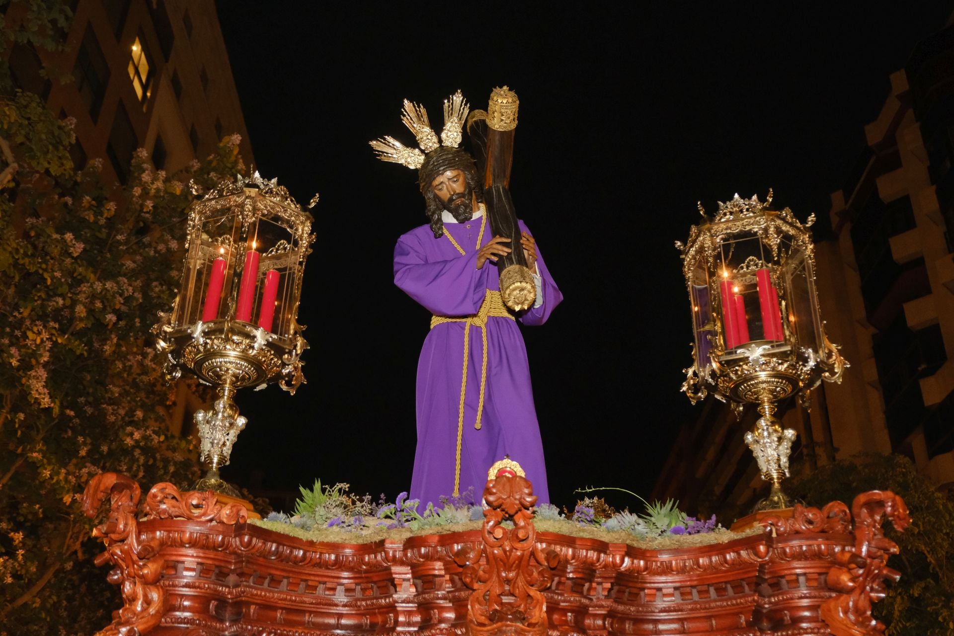 Las procesiones del Domingo de Ramos cruzan la carrera oficial de Alicante
