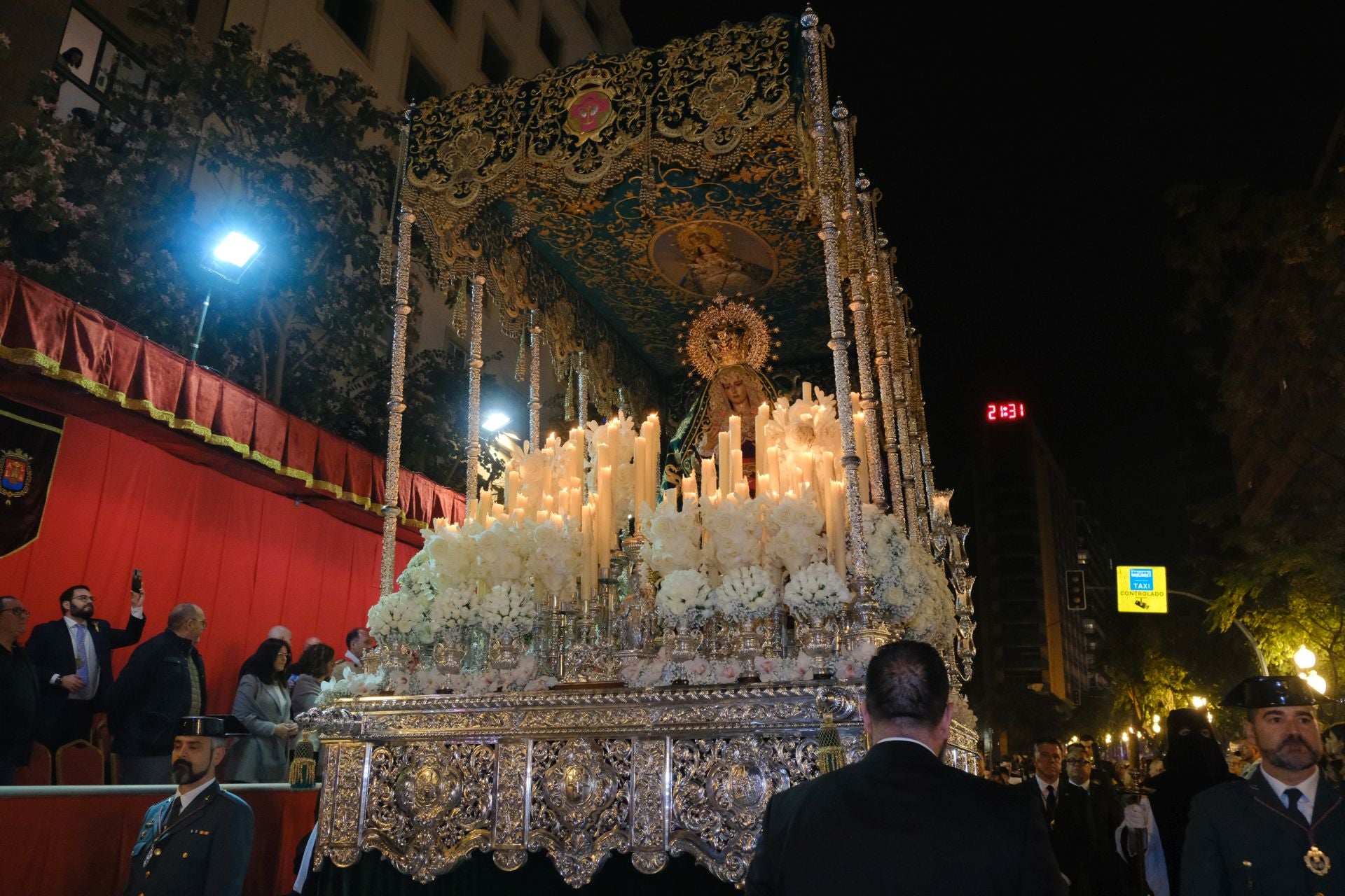 Las procesiones del Domingo de Ramos cruzan la carrera oficial de Alicante