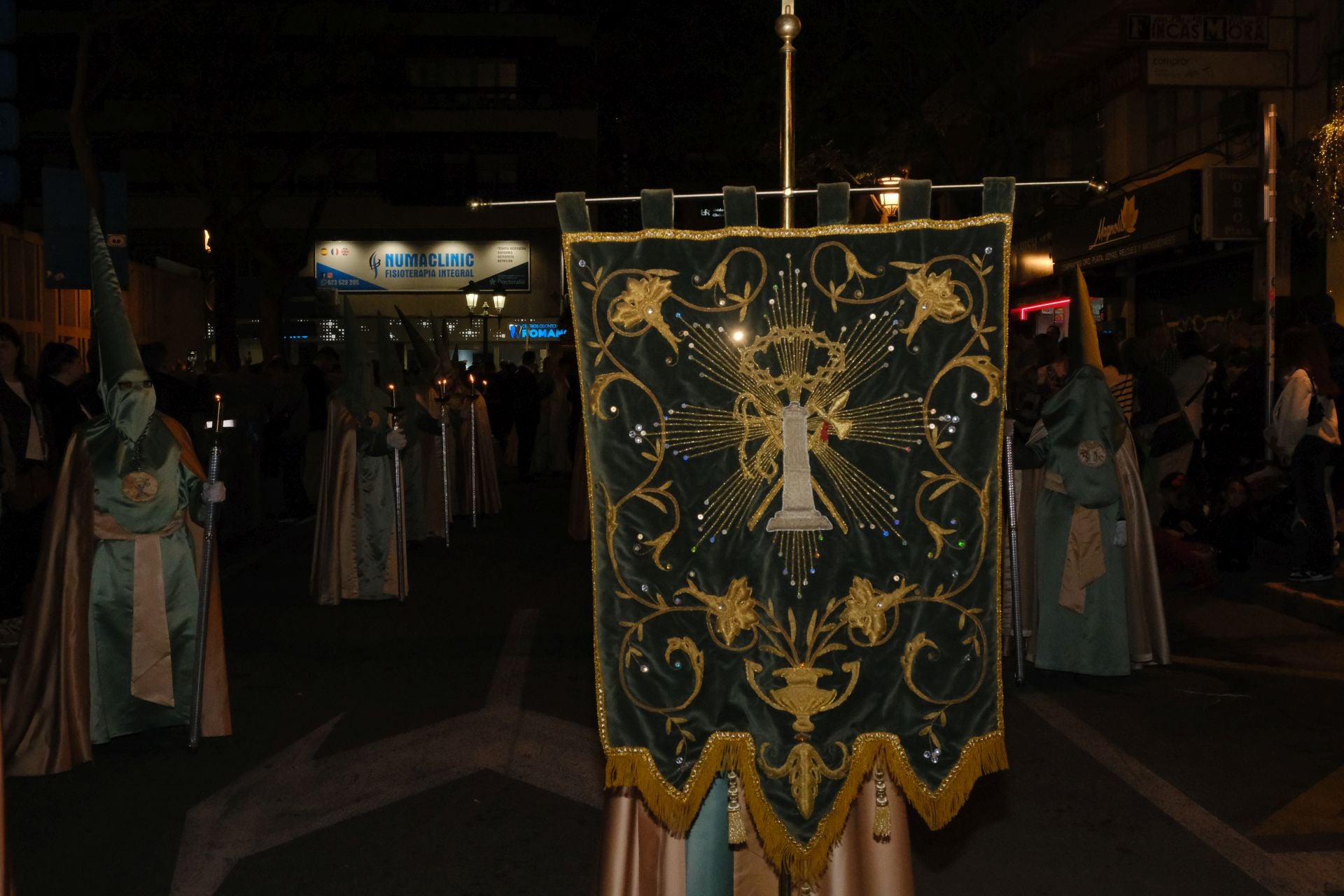 Las procesiones del Domingo de Ramos cruzan la carrera oficial de Alicante