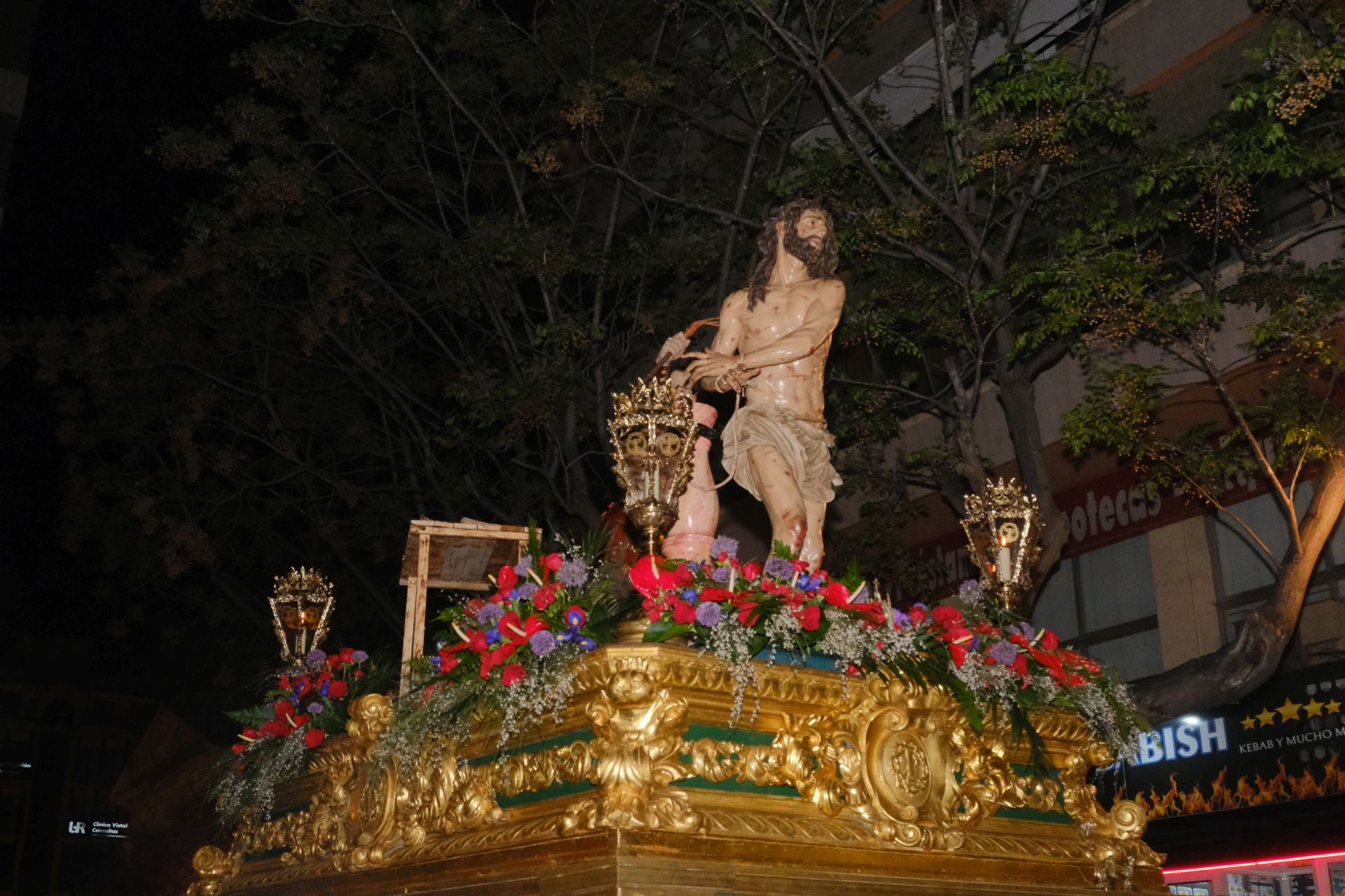 Las procesiones del Domingo de Ramos cruzan la carrera oficial de Alicante