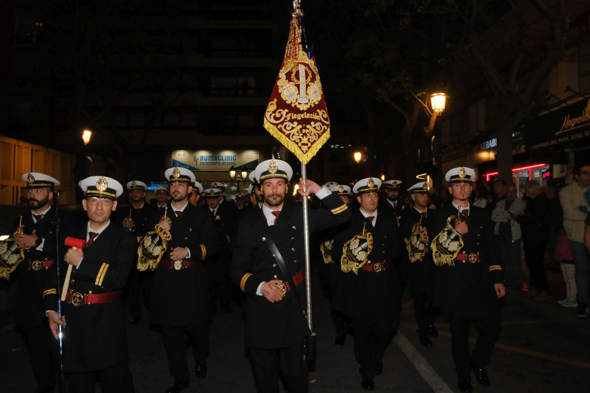 Las procesiones del Domingo de Ramos cruzan la carrera oficial de Alicante