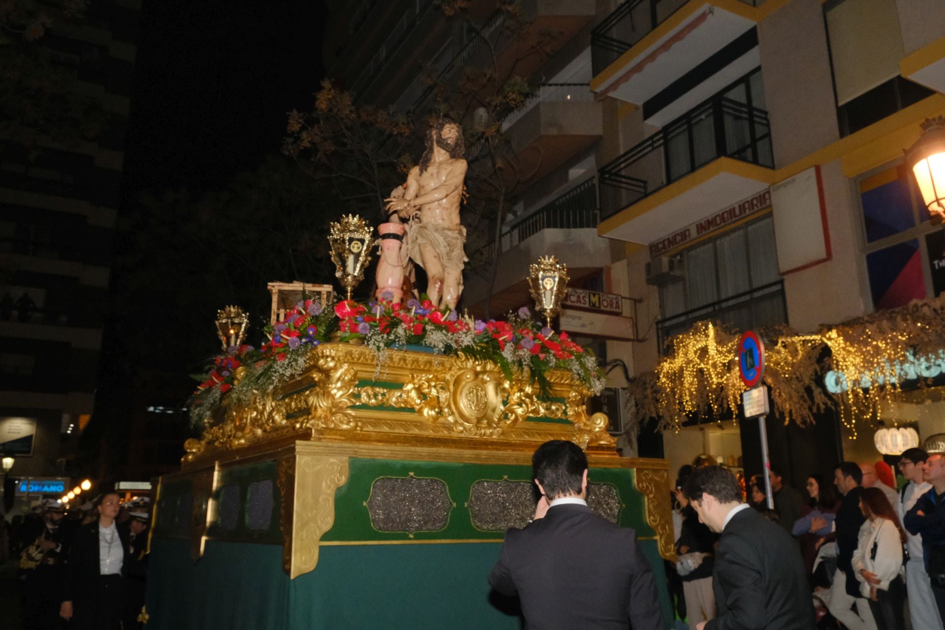 Las procesiones del Domingo de Ramos cruzan la carrera oficial de Alicante