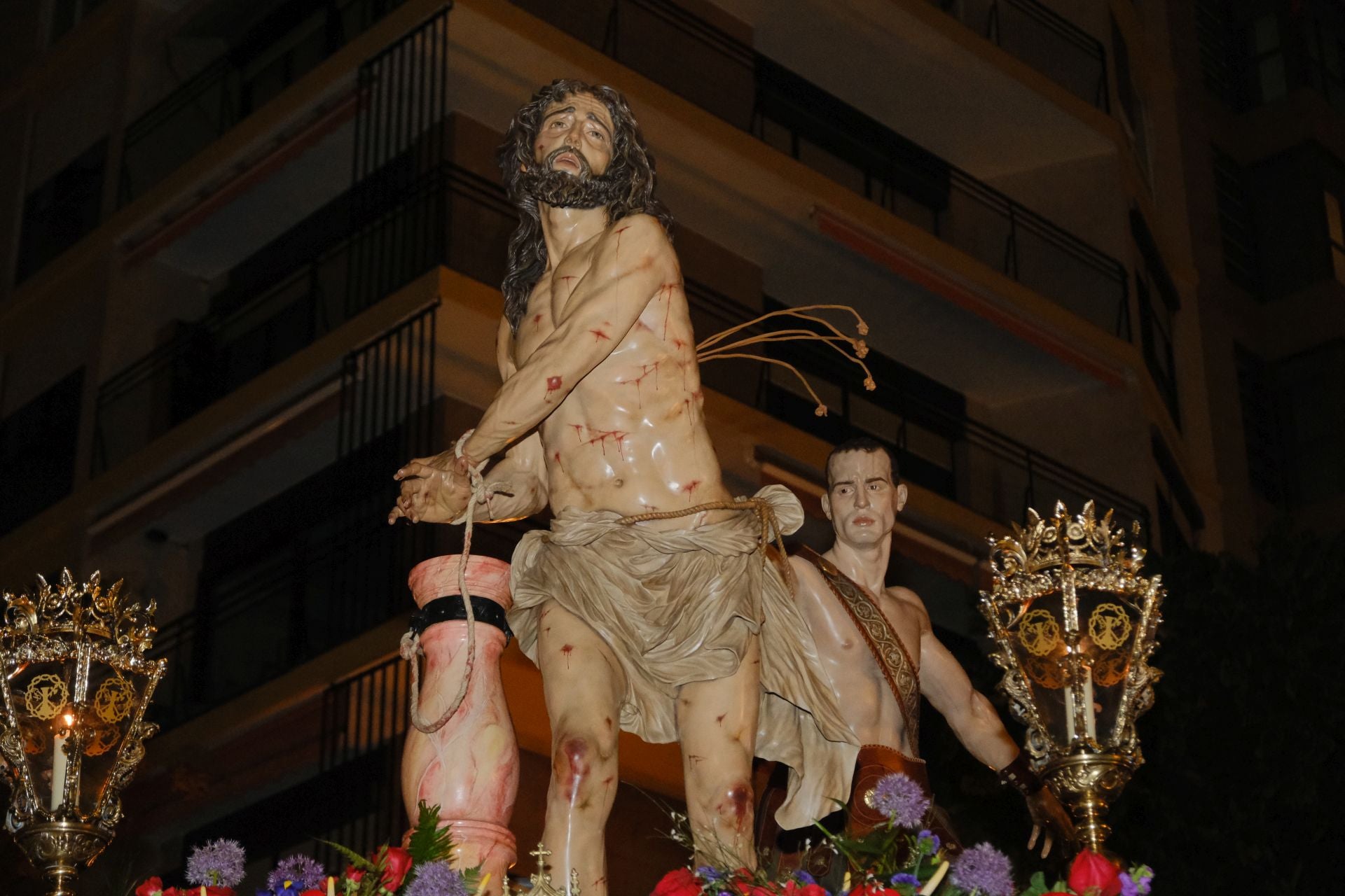 Las procesiones del Domingo de Ramos cruzan la carrera oficial de Alicante