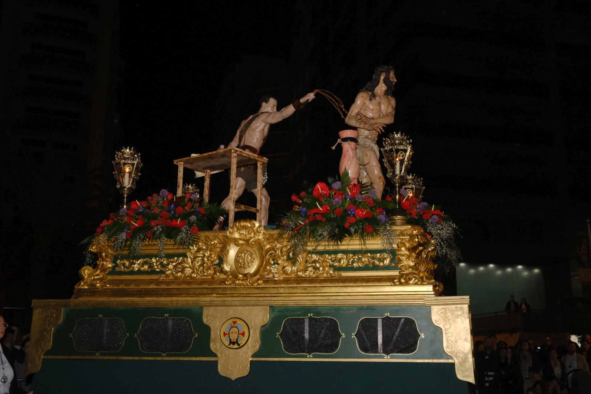 Las procesiones del Domingo de Ramos cruzan la carrera oficial de Alicante