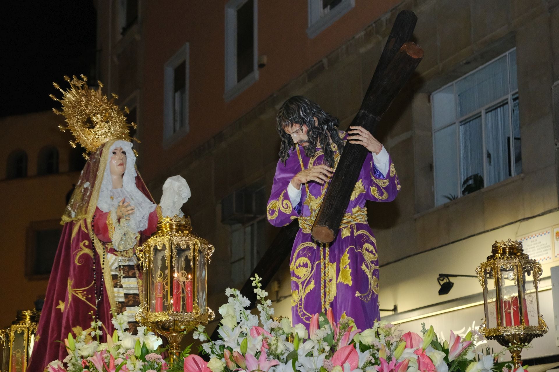 Las procesiones del Domingo de Ramos cruzan la carrera oficial de Alicante