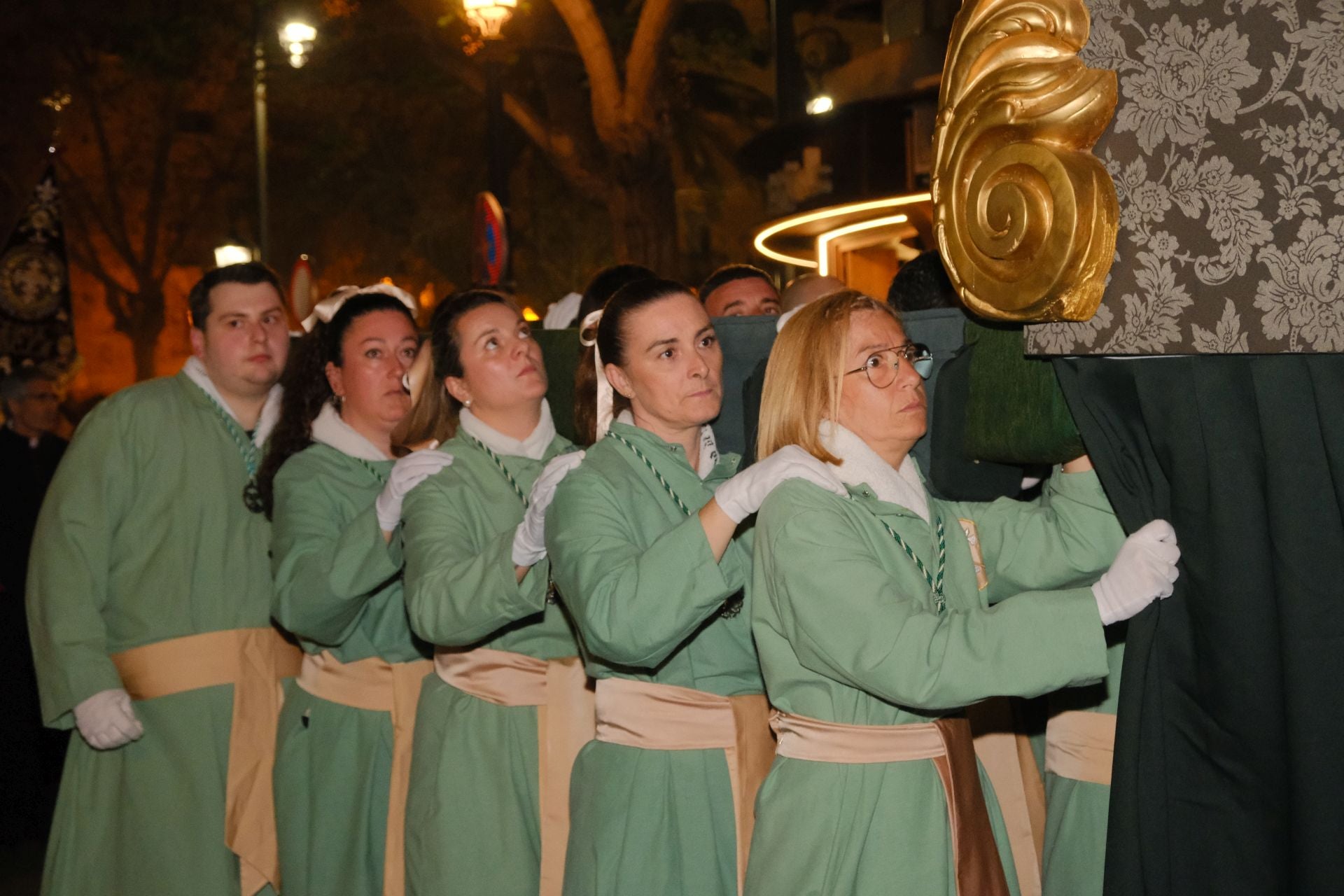 Las procesiones del Domingo de Ramos cruzan la carrera oficial de Alicante