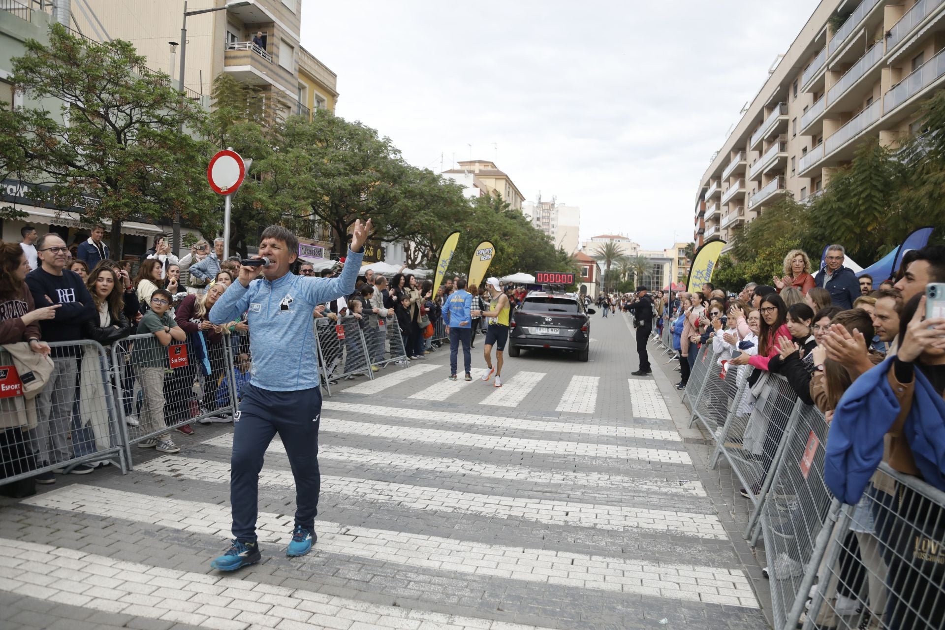 Búscate en las fotos de la Volta a Peu de Dénia