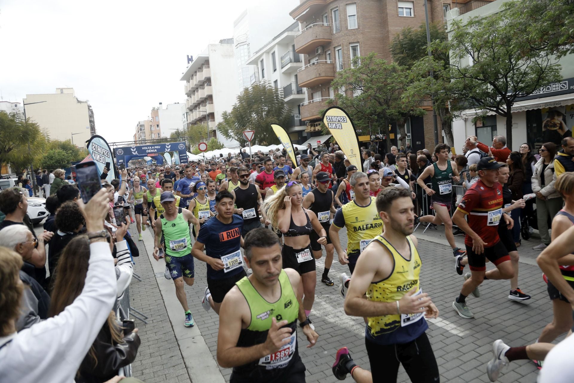 Búscate en las fotos de la Volta a Peu de Dénia