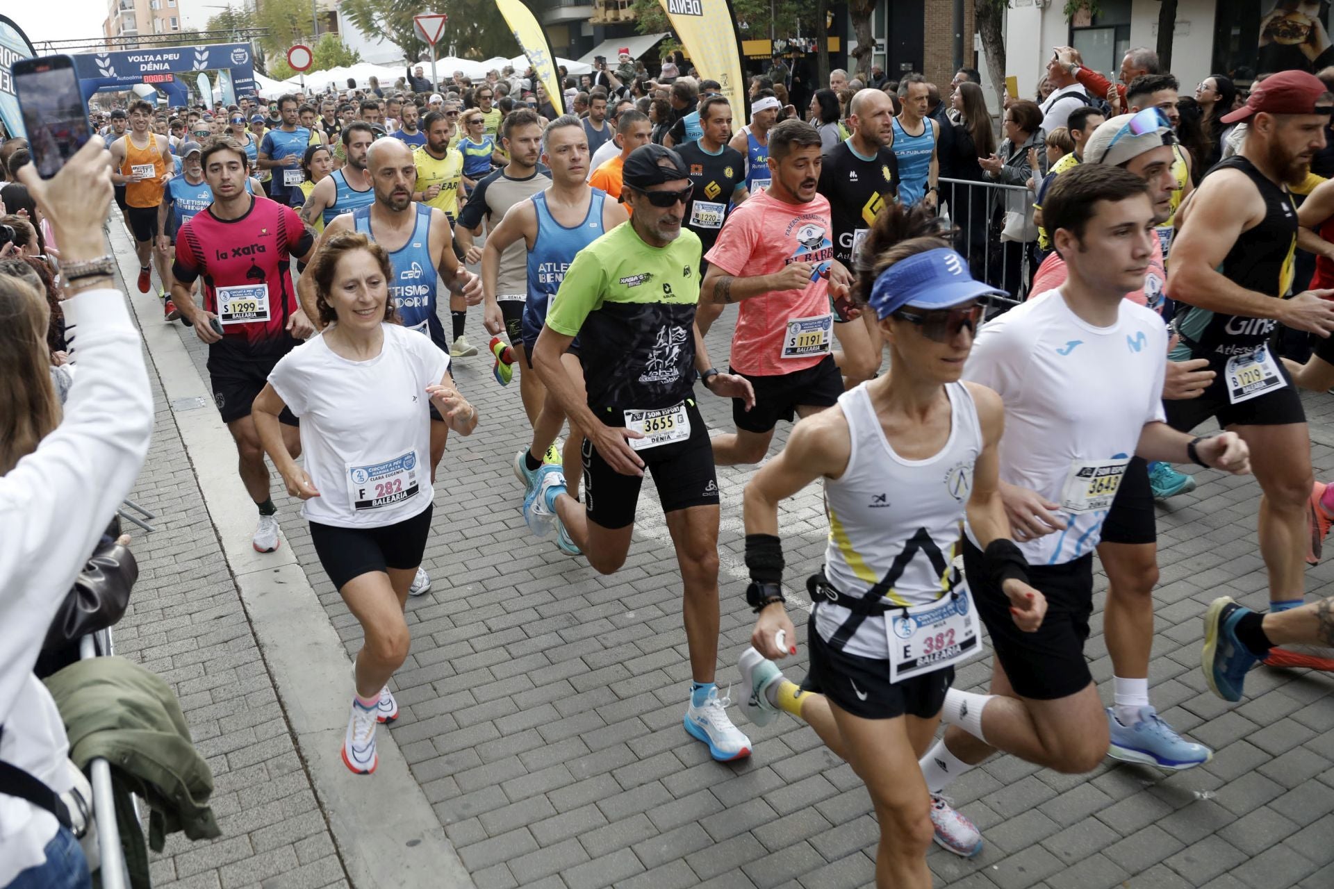 Búscate en las fotos de la Volta a Peu de Dénia