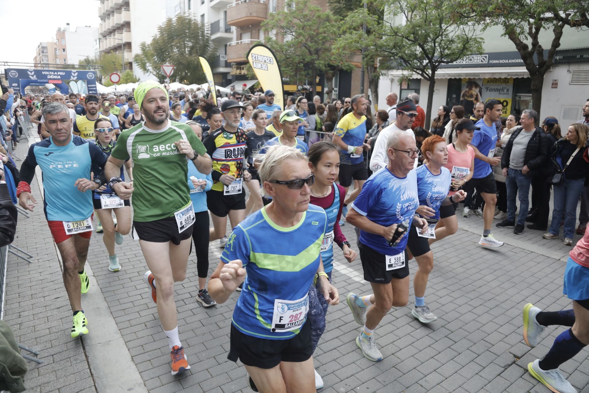Búscate en las fotos de la Volta a Peu de Dénia