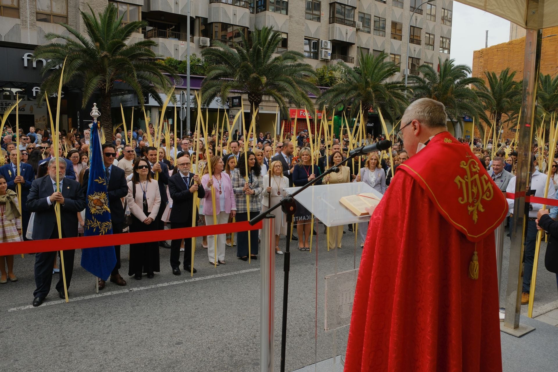 &#039;La Burrita&#039; procesiona por las calles de Alicante e inaugura la Semana Santa