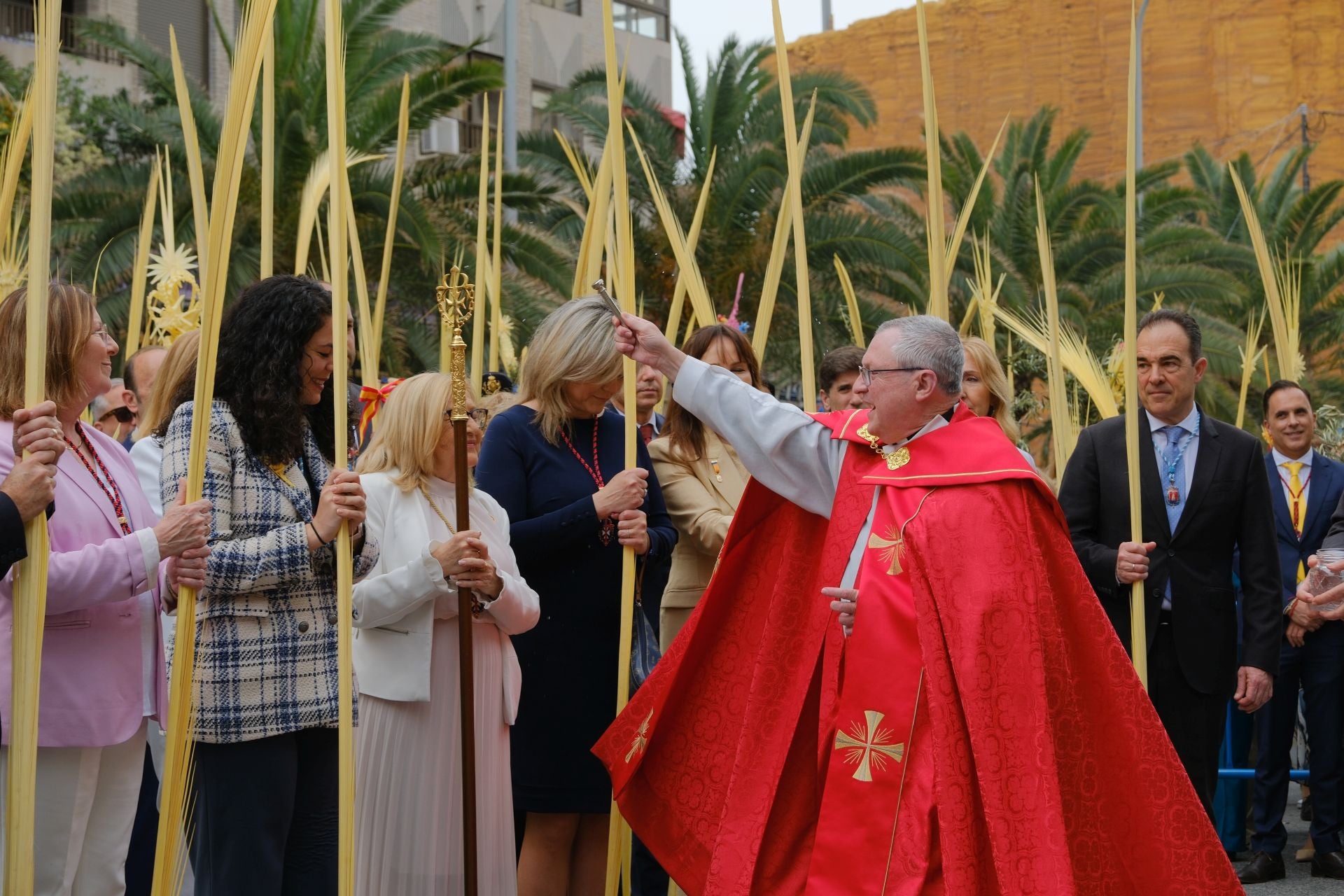 &#039;La Burrita&#039; procesiona por las calles de Alicante e inaugura la Semana Santa