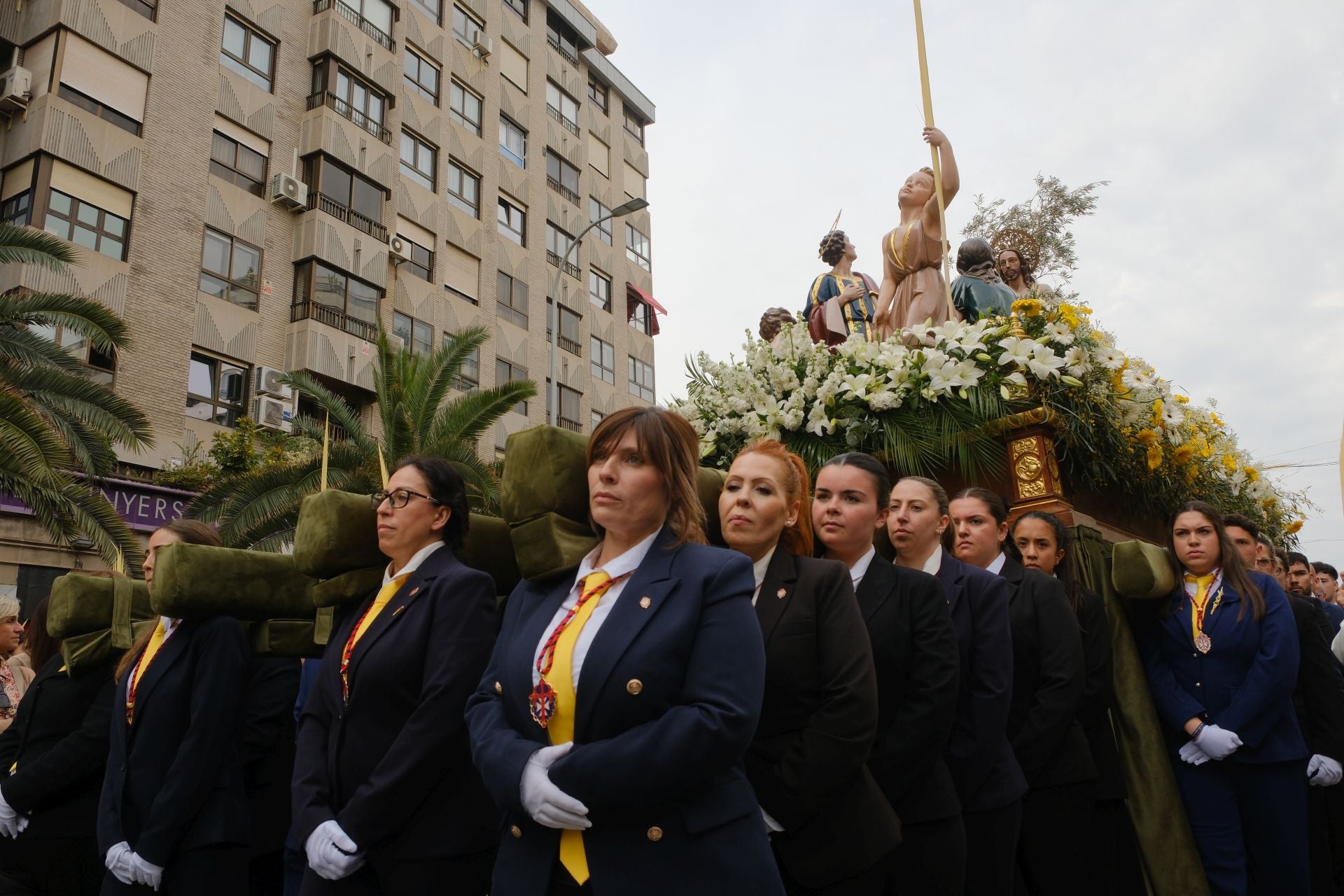 &#039;La Burrita&#039; procesiona por las calles de Alicante e inaugura la Semana Santa