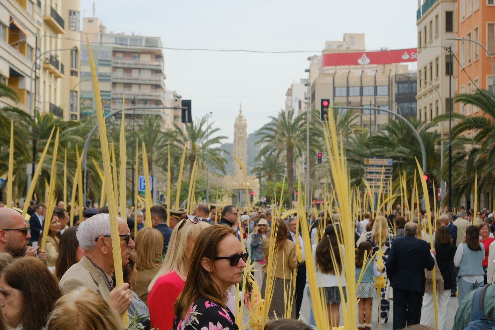 &#039;La Burrita&#039; procesiona por las calles de Alicante e inaugura la Semana Santa