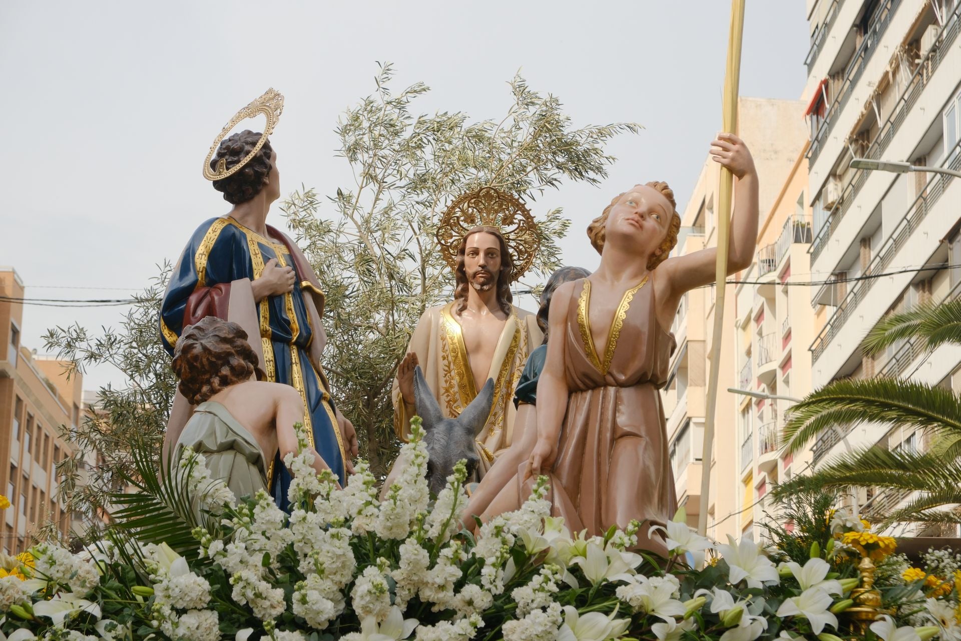 &#039;La Burrita&#039; procesiona por las calles de Alicante e inaugura la Semana Santa