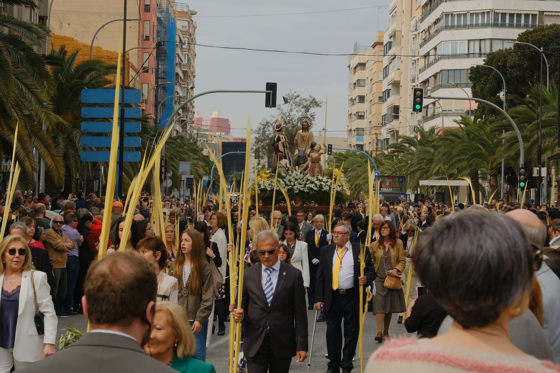 &#039;La Burrita&#039; procesiona por las calles de Alicante e inaugura la Semana Santa