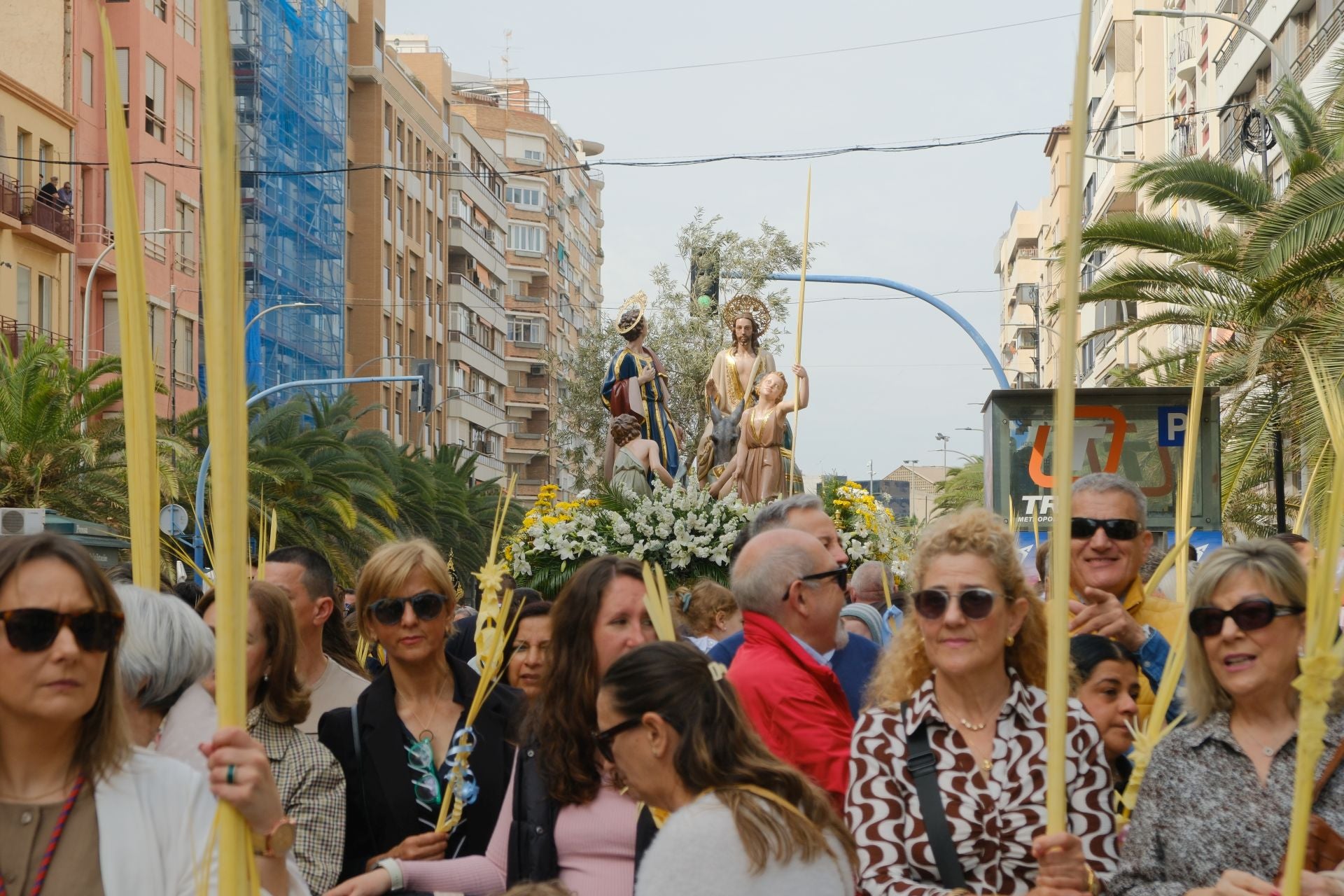 &#039;La Burrita&#039; procesiona por las calles de Alicante e inaugura la Semana Santa