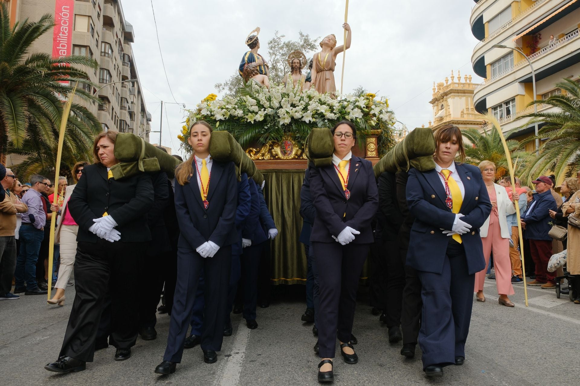 &#039;La Burrita&#039; procesiona por las calles de Alicante e inaugura la Semana Santa
