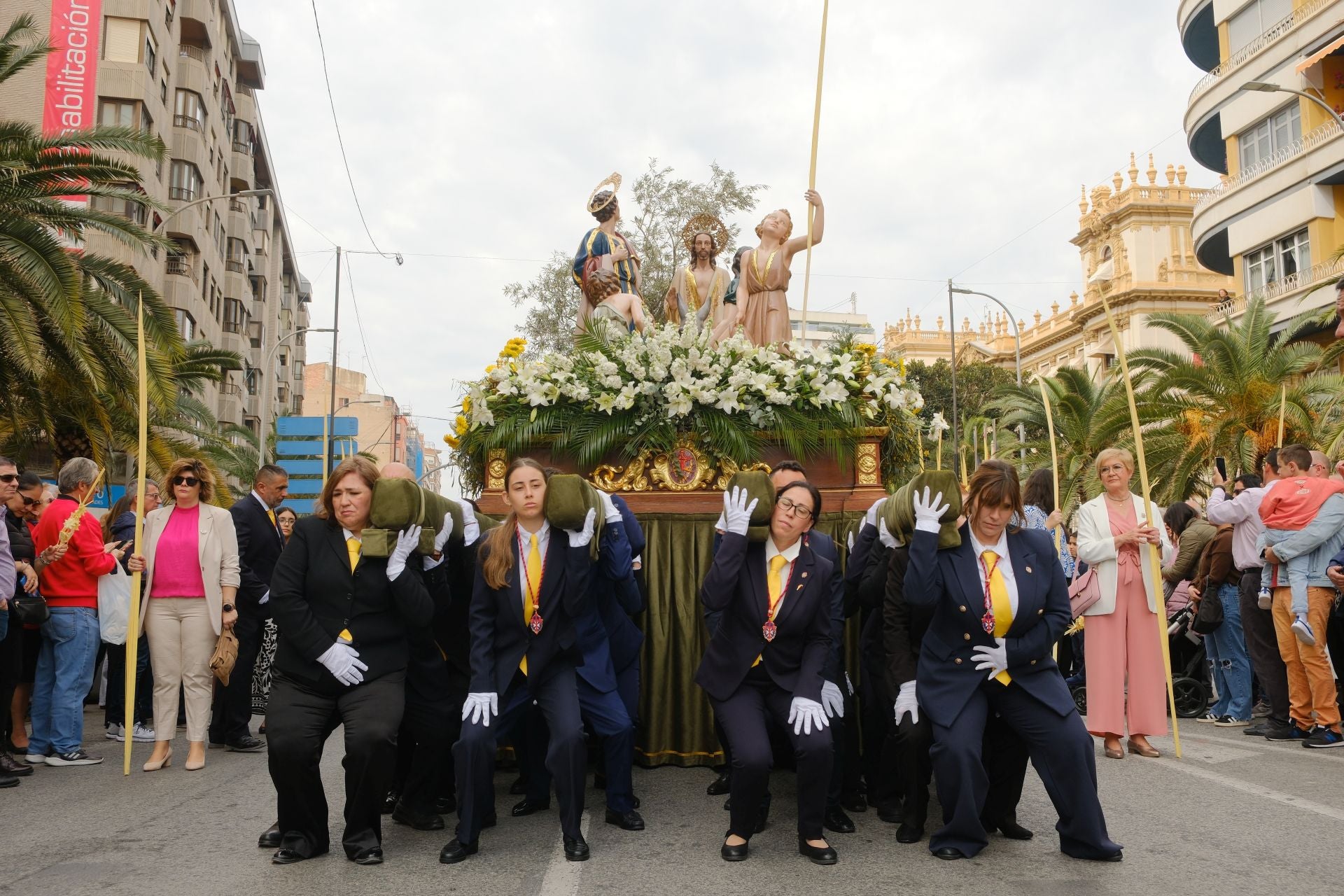 &#039;La Burrita&#039; procesiona por las calles de Alicante e inaugura la Semana Santa
