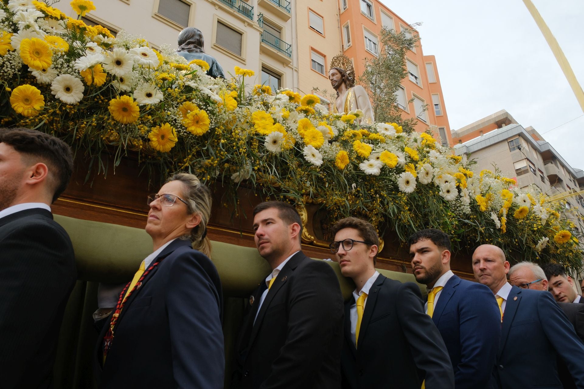 &#039;La Burrita&#039; procesiona por las calles de Alicante e inaugura la Semana Santa
