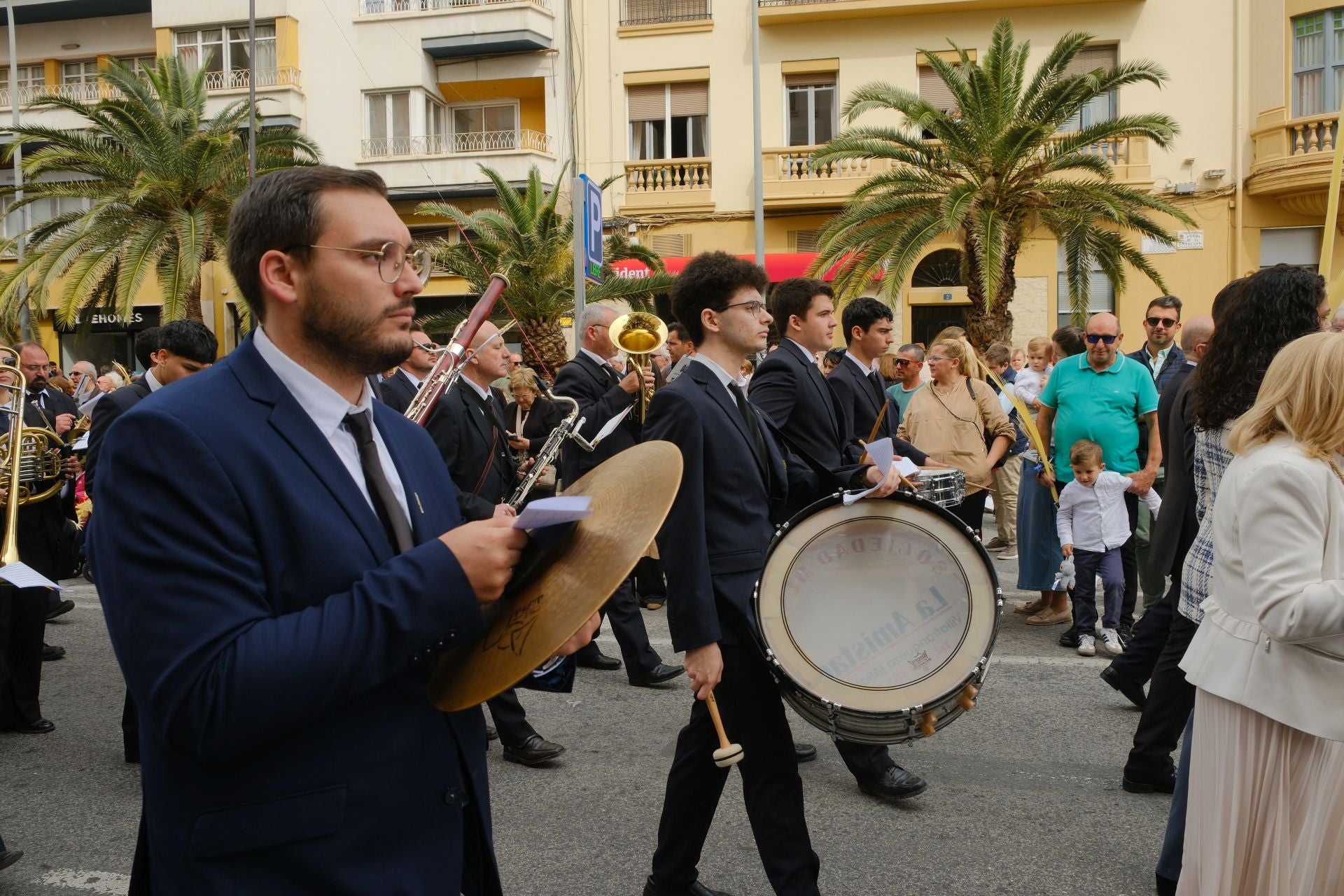 &#039;La Burrita&#039; procesiona por las calles de Alicante e inaugura la Semana Santa