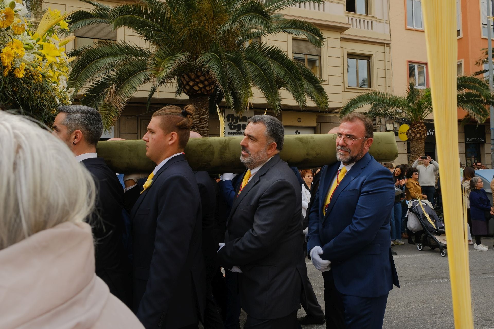 &#039;La Burrita&#039; procesiona por las calles de Alicante e inaugura la Semana Santa