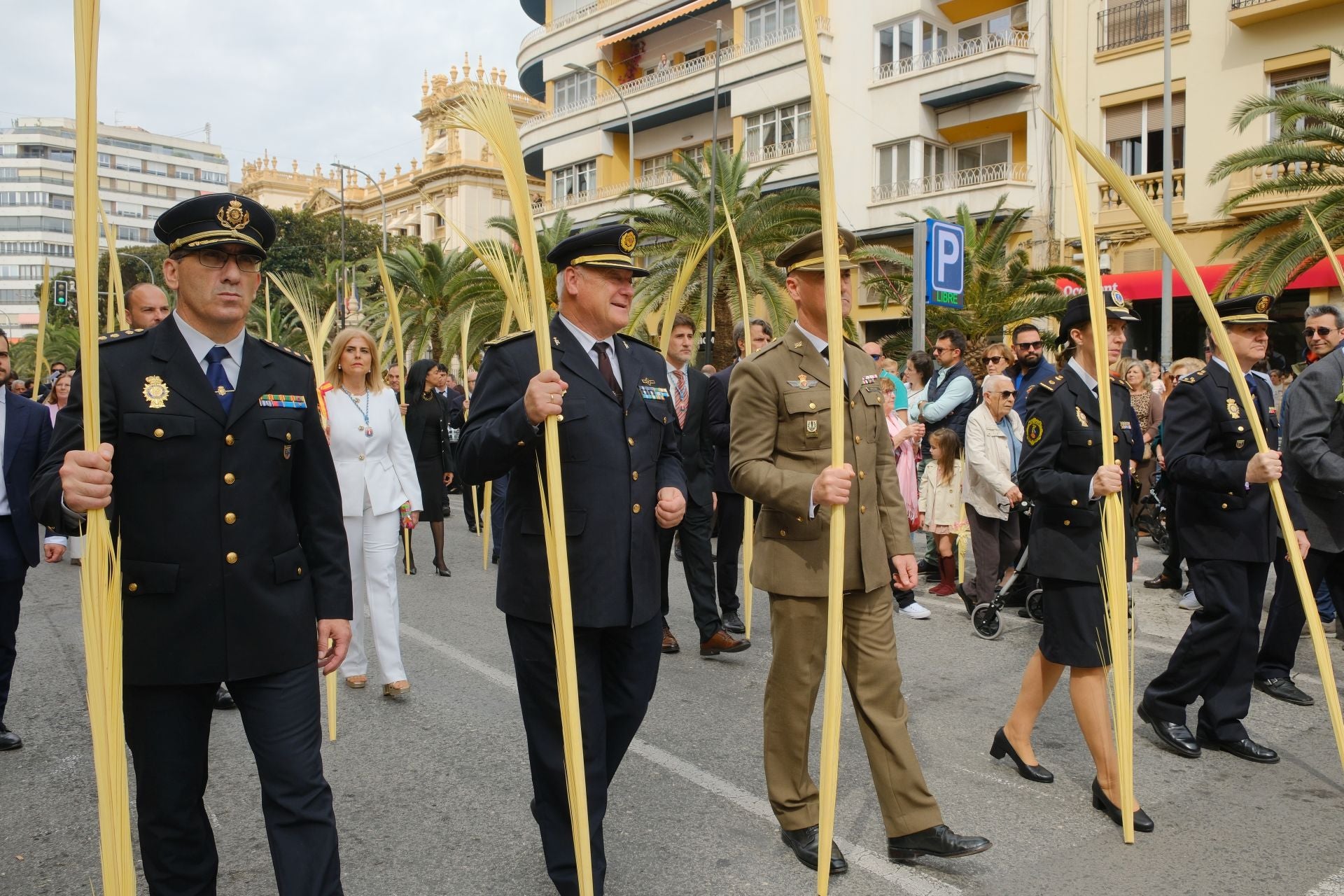 &#039;La Burrita&#039; procesiona por las calles de Alicante e inaugura la Semana Santa