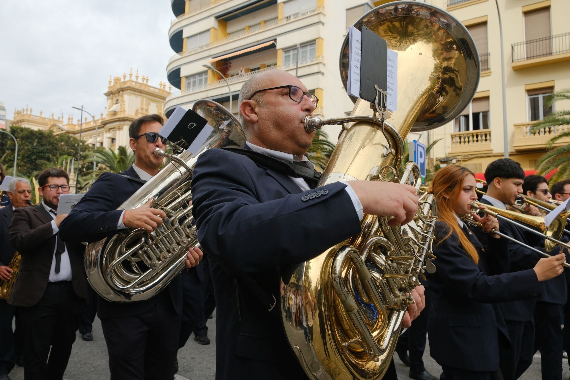 &#039;La Burrita&#039; procesiona por las calles de Alicante e inaugura la Semana Santa
