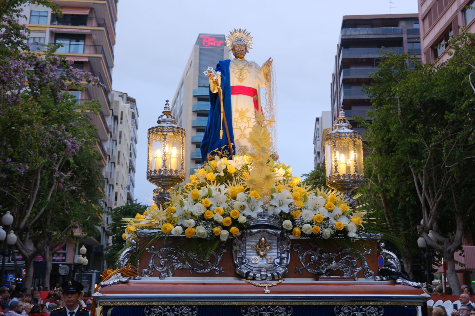 Las procesiones del Domingo de Ramos cruzan la carrera oficial de Alicante