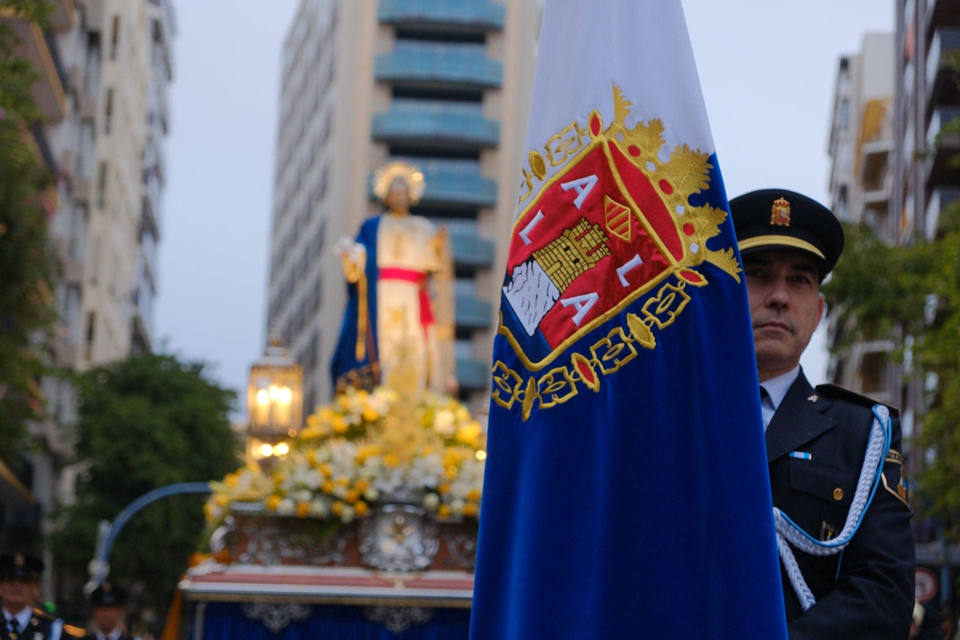 Las procesiones del Domingo de Ramos cruzan la carrera oficial de Alicante