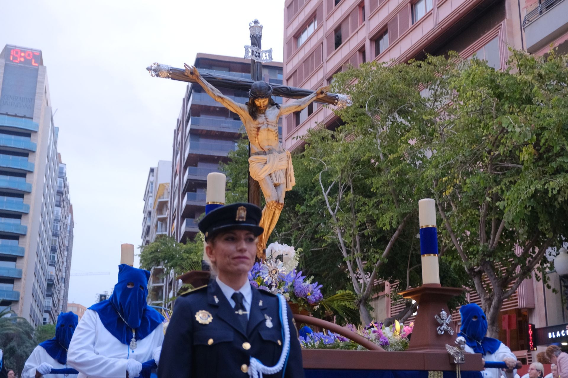 Las procesiones del Domingo de Ramos cruzan la carrera oficial de Alicante