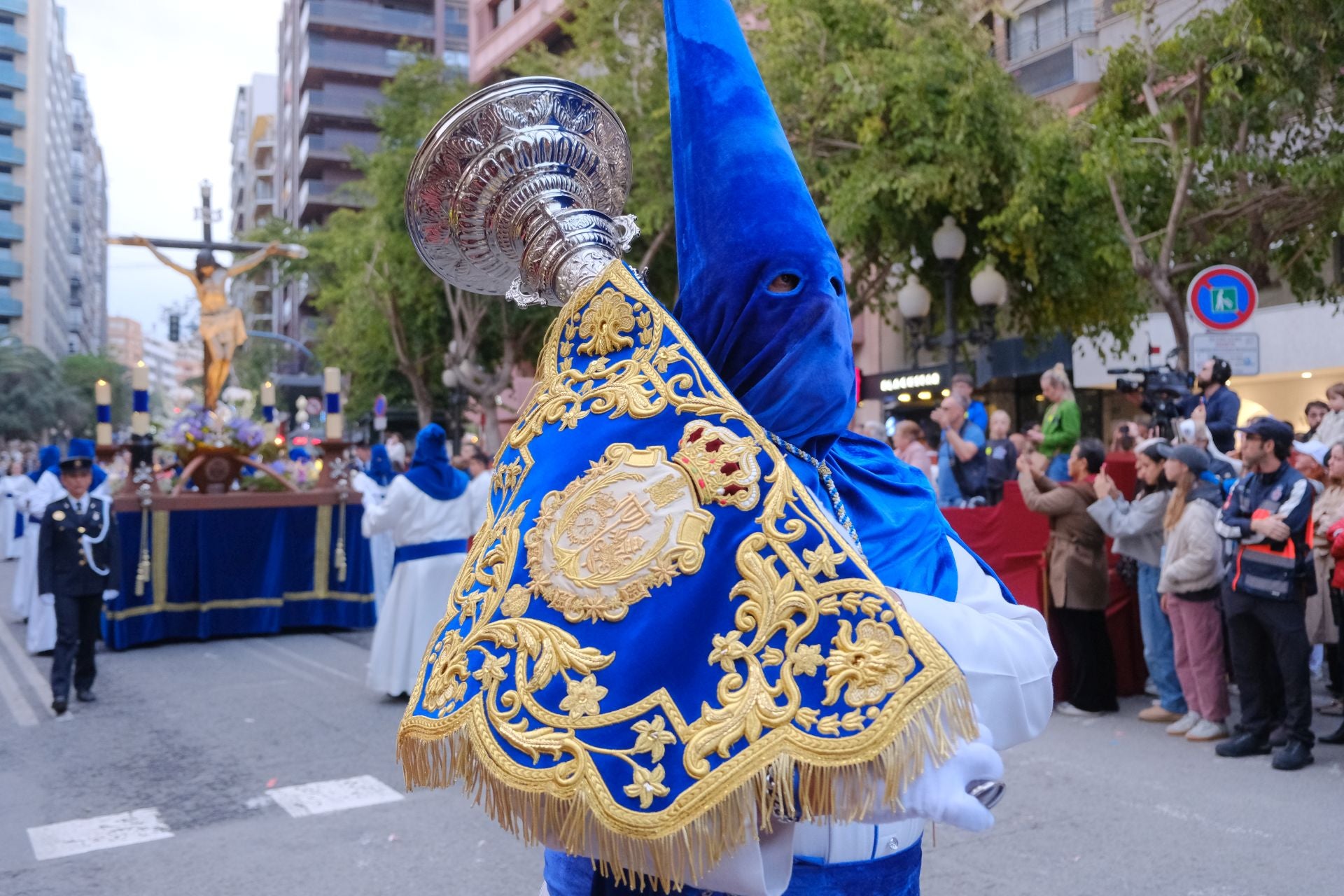 Las procesiones del Domingo de Ramos cruzan la carrera oficial de Alicante