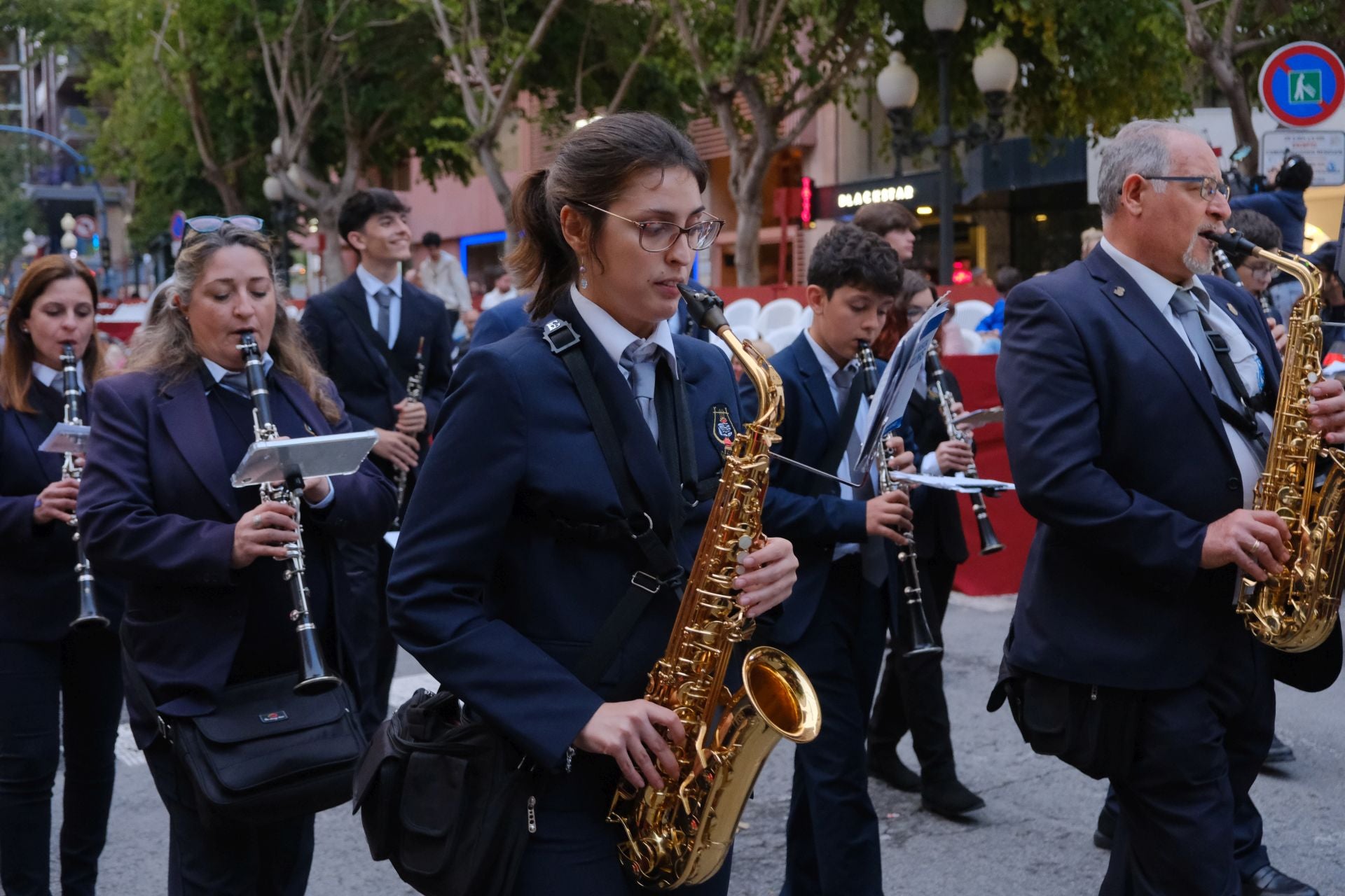 Las procesiones del Domingo de Ramos cruzan la carrera oficial de Alicante