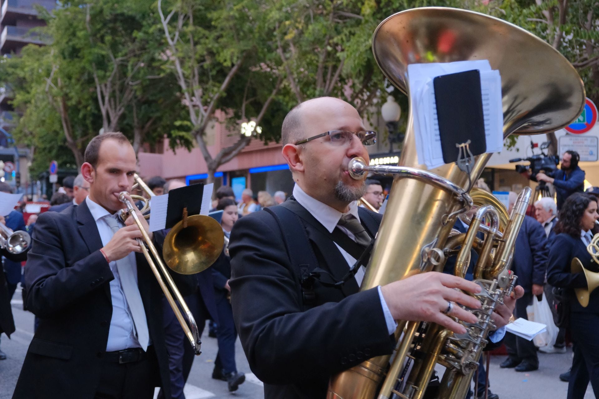 Las procesiones del Domingo de Ramos cruzan la carrera oficial de Alicante