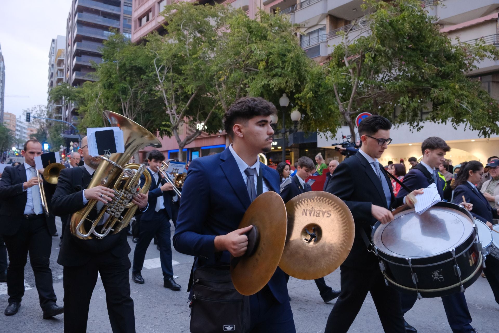 Las procesiones del Domingo de Ramos cruzan la carrera oficial de Alicante
