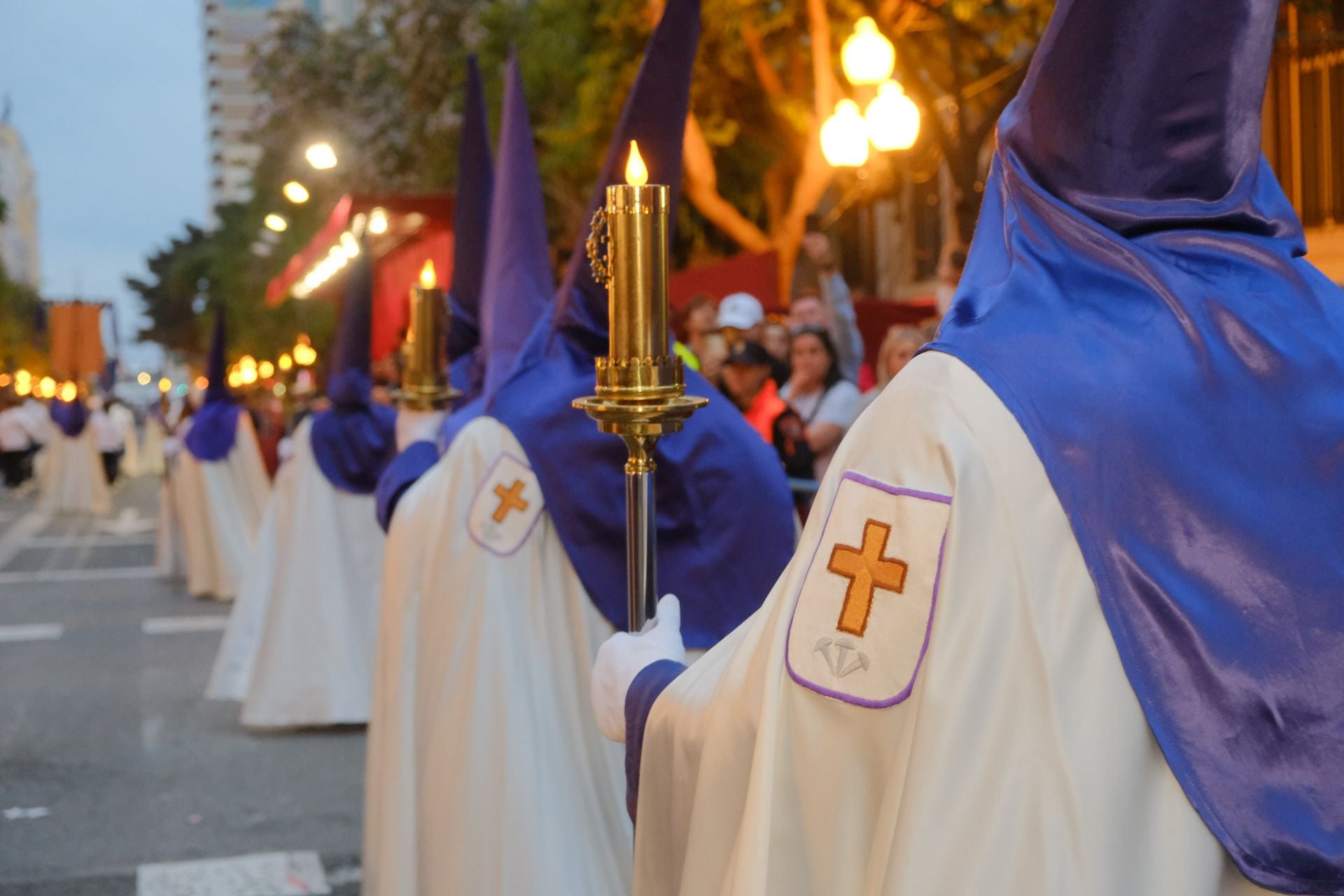 Las procesiones del Domingo de Ramos cruzan la carrera oficial de Alicante