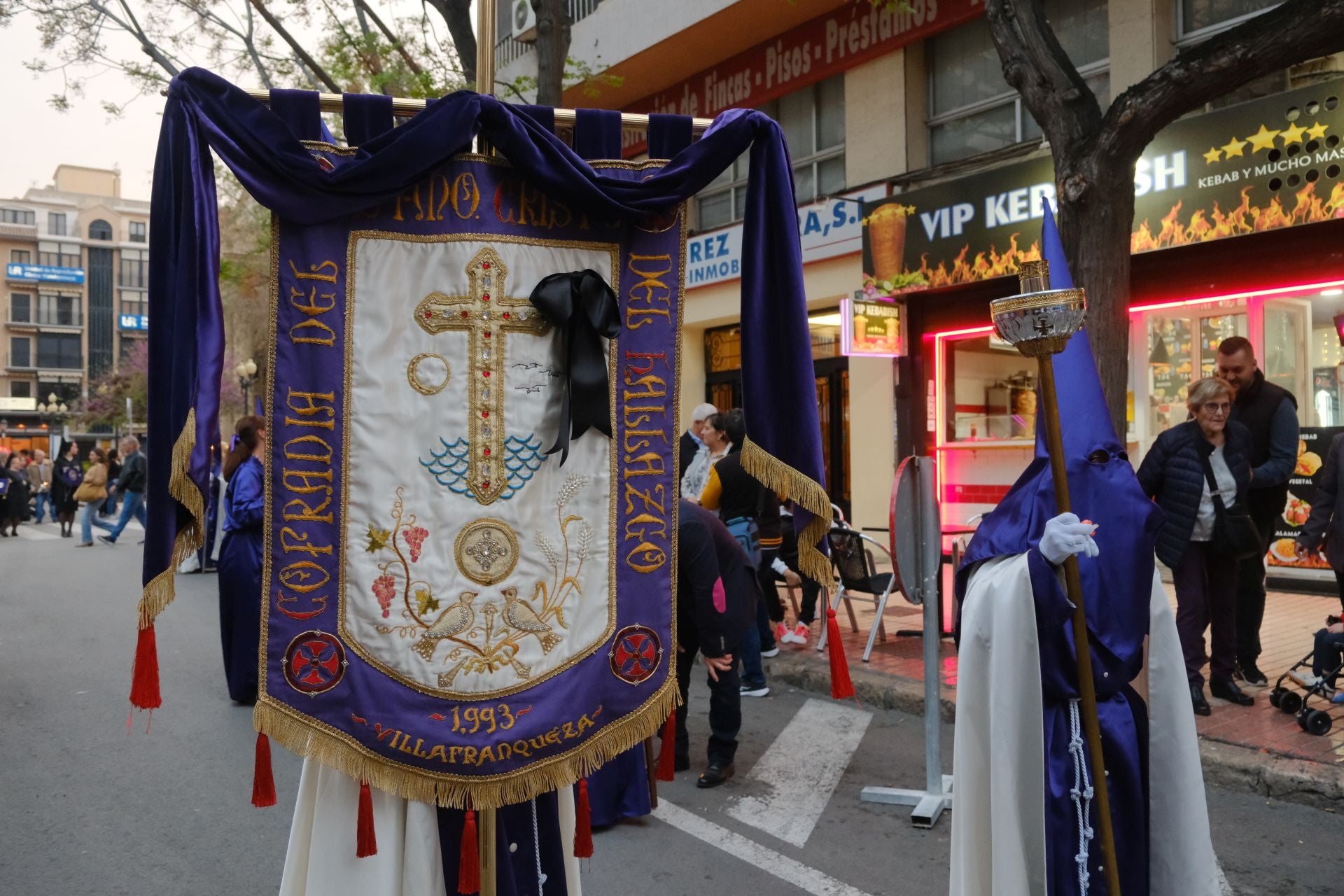 Las procesiones del Domingo de Ramos cruzan la carrera oficial de Alicante