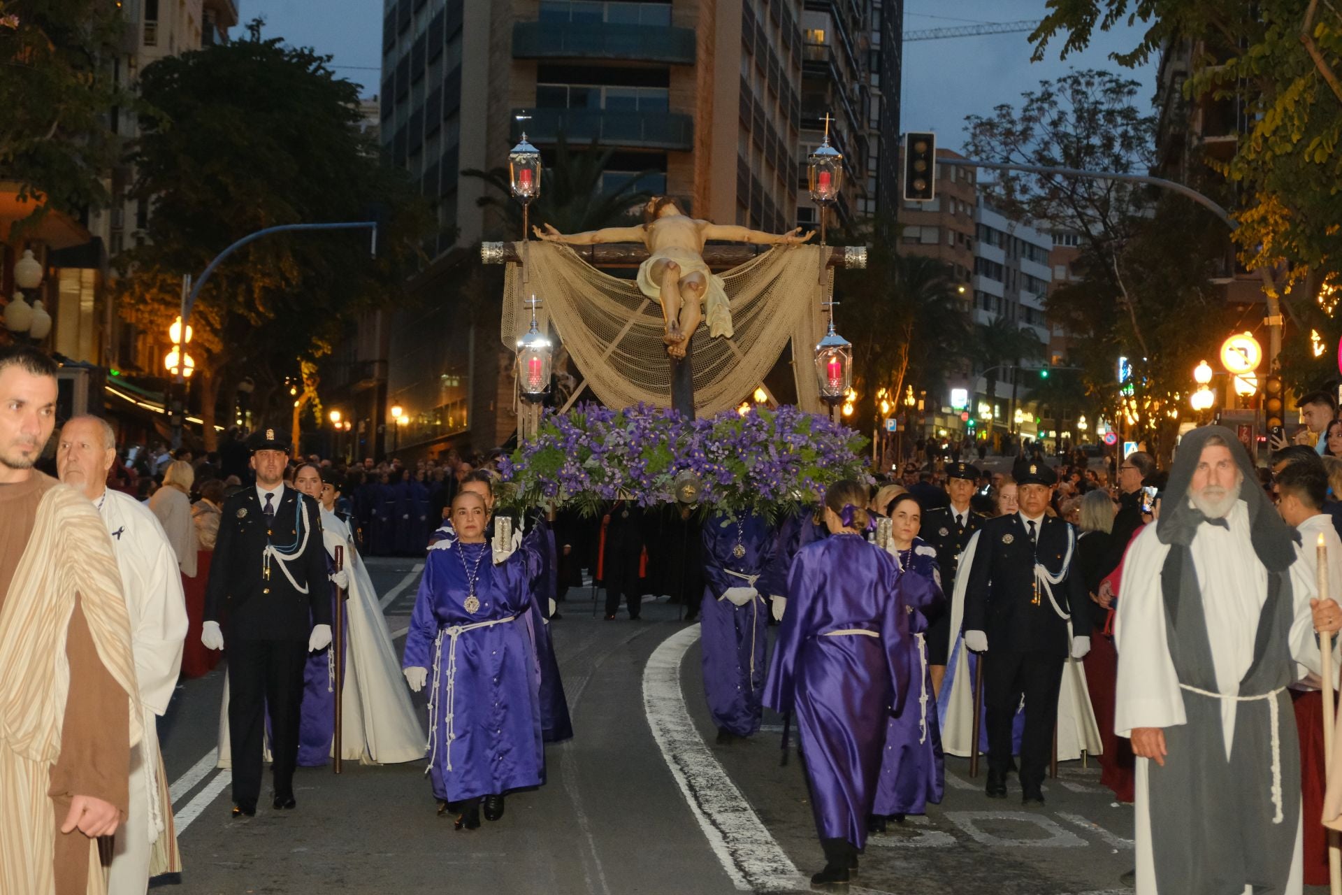 Las procesiones del Domingo de Ramos cruzan la carrera oficial de Alicante