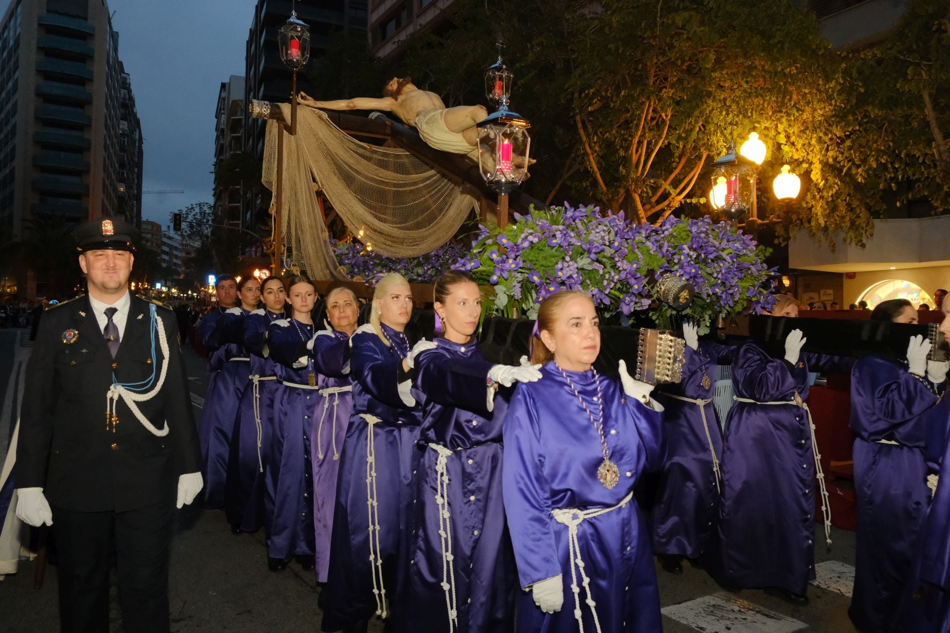 Las procesiones del Domingo de Ramos cruzan la carrera oficial de Alicante
