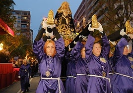 Las procesiones del Domingo de Ramos cruzan la carrera oficial de Alicante
