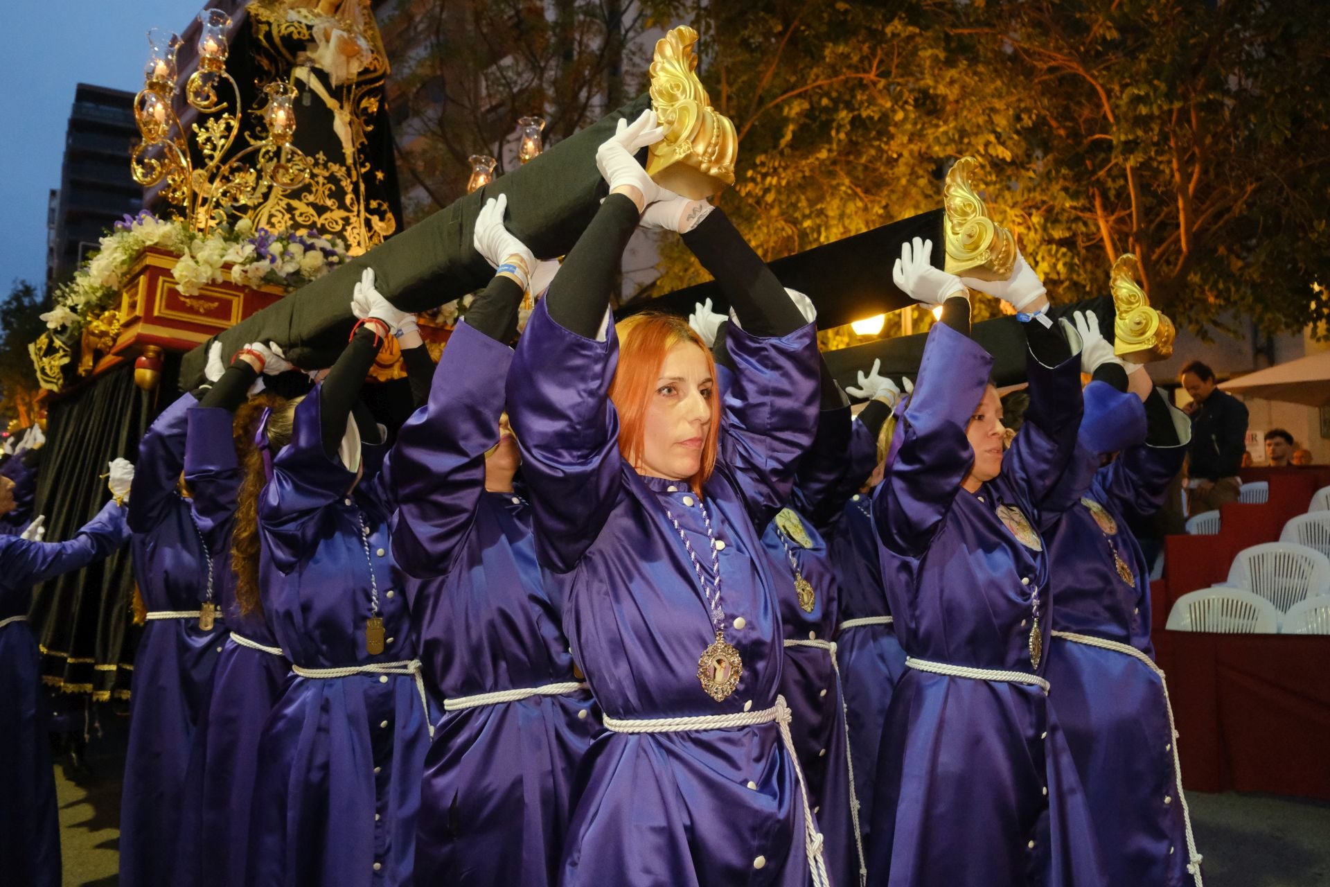 Las procesiones del Domingo de Ramos cruzan la carrera oficial de Alicante