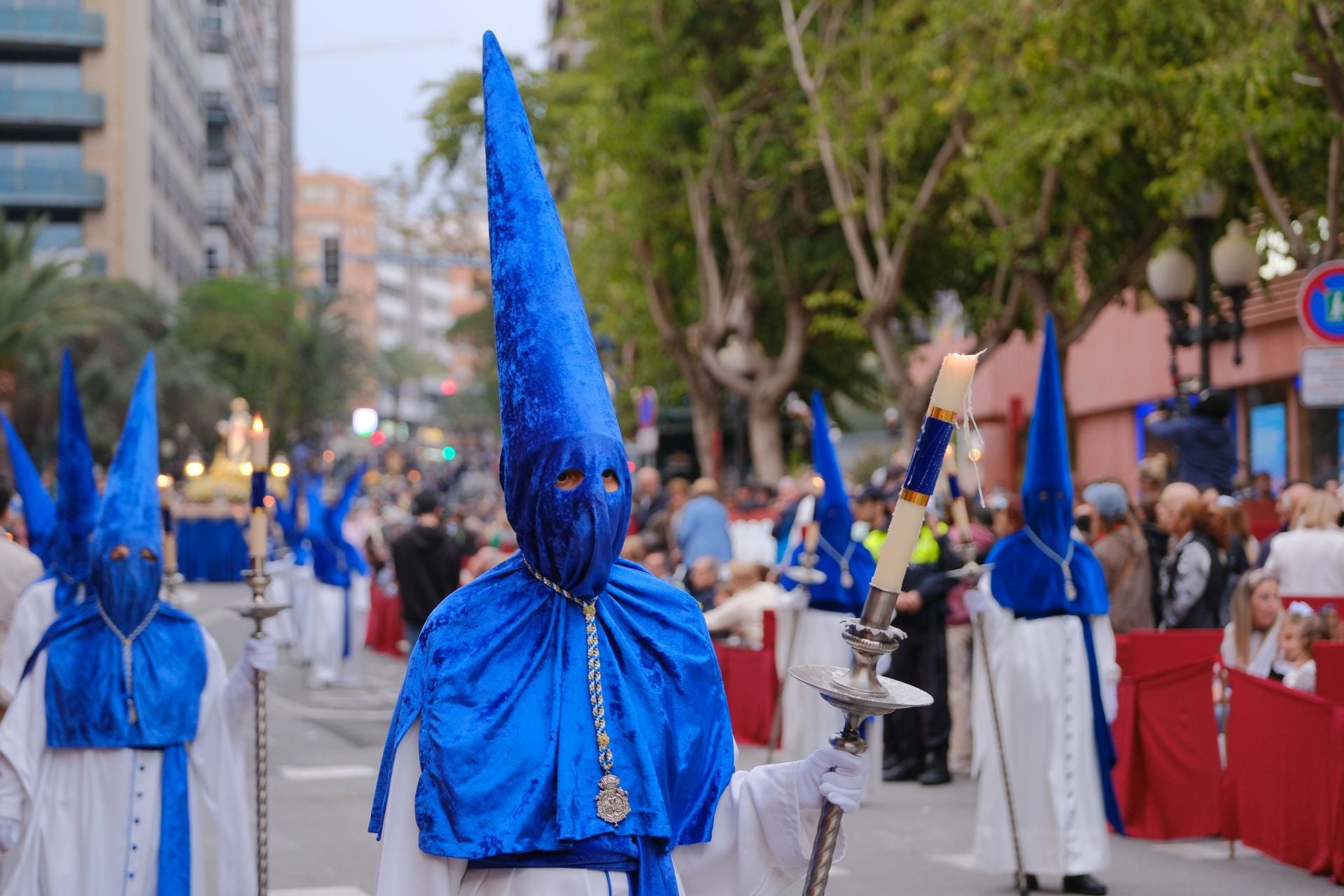 Las procesiones del Domingo de Ramos cruzan la carrera oficial de Alicante